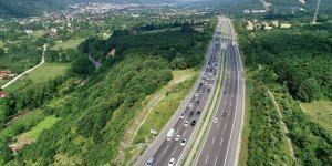 Bolu Dağı'nda bayram tatili nedeniyle uzun araç kuyrukları oluştu