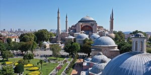 Ayasofya'da ibadete açılışının ikinci yıl dönümünde ziyaretçi yoğunluğu yaşanıyor