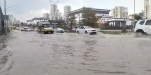 İstanbul'un bazı ilçelerinde yağmur ve dolu yağışı hayatı olumsuz etkiledi