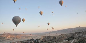 Kapadokya semalarını ay yıldızlı bayraklarla donatılan balonlar süsledi