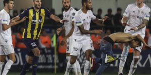 MKE Ankaragücü-Beşiktaş maçının sonunda sahaya girerek oyuncuya saldıran taraftar gözaltına alındı