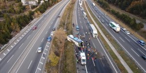 Anadolu Otoyolu'nun Bolu kesiminde yolcu otobüsü devrildi, 3 kişi öldü, 32 kişi yaralandı