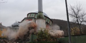 Düzce'de depremde hasar gören Sarıdere Köyü Camisi yıkılıyor