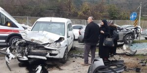 Sakarya'da 3 aracın karıştığı zincirleme kazada 7 kişi yaralandı