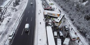 Anadolu Otoyolu'nun Bolu kesiminde 6 aracın karıştığı kazada 5 kişi yaralandı