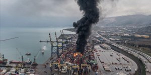 İskenderun Limanında depremde devrilen konteynerlerde yangın çıktı