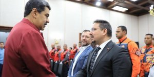 Maduro'dan Türkiye'de arama kurtarma çalışmalarına katılan ekibe madalya