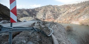 Depremler Adıyaman-Çelikhan yolunda çökmeye yol açtı