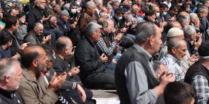 Deprem felaketinin yaşandığı yerlerde cuma namazı kılındı