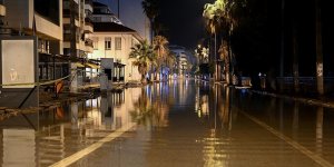 Hatay'ın İskenderun ilçesinde yükselen deniz suyu çekildi