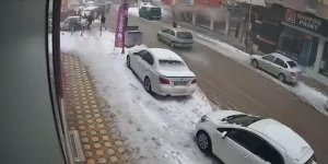 Malatya'da depremde bir binanın yıkılma anı güvenlik kamerasında