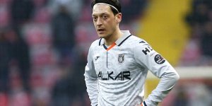 MESUT ÖZİL, FUTBOLA VEDA ETTİ!