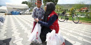 Türk Kızılay Kahramanmaraş'taki depremzede çocukları bayramlıklarla sevindiriyor