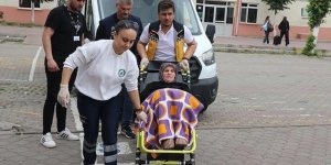 Bazı vatandaşlar oy kullanacakları okullara ambulansla getirildi