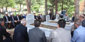 Solingen faciasında hayatını kaybedenler Amasya'daki kabirleri başında anıldı