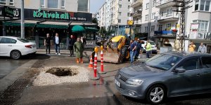 Ankara'da sağanak nedeniyle yol çöktü!