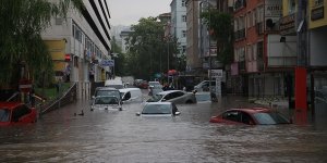 Başkentte sağanak nedeniyle vatandaşlar sürüklenen araçlarda mahsur kaldı