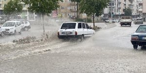 Kırşehir'de sağanak hayatı olumsuz etkiledi