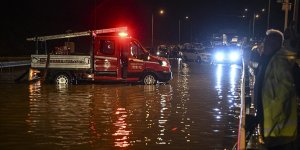 Ankara-Konya kara yolu sağanak nedeniyle Bala ayrımında ulaşıma kapandı