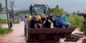 Karadeniz'de sağanak nedeniyle dereler taştı, yollar kapandı!