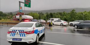 TEM Otoyolu'nda meydana gelen heyelan nedeniyle Ankara-İstanbul yönü trafiğe kapatıldı