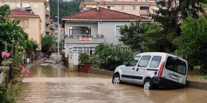 Kastamonu'nun Cide ilçesinde şiddetli yağış su baskınlarına neden oldu