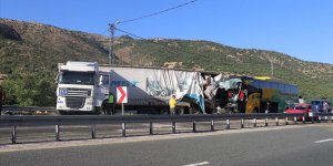 Elazığ'da otobüs ile tırın çarpışması sonucu 1 kişi öldü, 34 kişi yaralandı