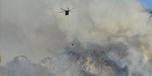 Antalya'nın Kemer ilçesindeki orman yangınına havadan ve karadan müdahale sürüyor