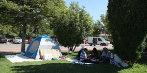 Malatya'da depremler nedeniyle bazı vatandaşlar parklarda sabahladı