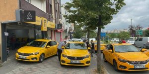 İstanbul'da taksiciler yeni tarife için taksimetre cihazlarını güncelliyor