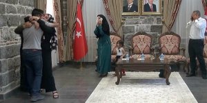 Yerlikaya, Diyarbakır annelerinden ikisinin daha evladına kavuştuğunu bildirdi