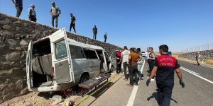 Şanlıurfa'da işçileri taşıyan minibüs istinat duvarına çarptı: 3 ölü, 17 yaralı