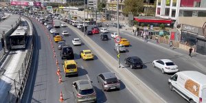 İstanbul'da metrobüs yolundaki bakım nedeniyle trafikte yoğunluk yaşanıyor