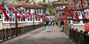 Cumhuriyet'in doğum belgesinin imzalandığı Amasya kırmızı beyaza büründü