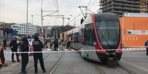 Güngören'de raydan çıkan tramvay nedeniyle seferlerde aksama yaşanıyor