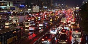 İstanbul'da sağanağın da etkisiyle trafik yoğunluğu yüzde 90'a çıktı