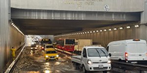 İzmir'de şiddetli sağanak ve fırtına hayatı olumsuz etkiliyor