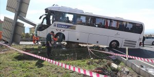 Denizli'de turistleri taşıyan otobüsle otomobilin çarpışması sonucu 30 kişi yaralandı