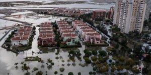 İzmir'de deniz taştı, sokaklar su altında kaldı