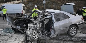 Ankara'da feci kaza! Kontrolden çıkıp direğe çarptı