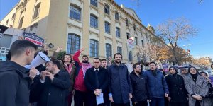 İstanbul'da üniversitede "mescide ayakkabıyla girilmesi" protesto edildi