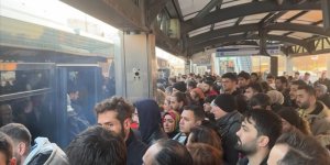 İstanbul'da tekerleklerinden dumanlar çıkan metrobüsün yolcuları tahliye edildi