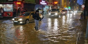 Balıkesir'de sağanak yağış dolayısıyla ev ve iş yerlerini su bastı