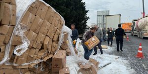 Anadolu Otoyolu'nun Kocaeli kesiminde devrilen tır ulaşımı aksattı