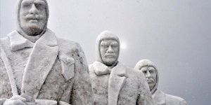 Sarıkamış şehitlerinin kardan heykelleri tamamlandı