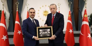 Bakan Kacır, Cumhurbaşkanı Erdoğan'a Gezeravcı ile görev arkadaşlarının fotoğrafını verdi