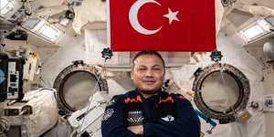 Türkiye'nin ilk astronotu Gezeravcı'dan, uzayda "TEKNOFEST pozu"