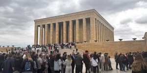 Anıtkabir'de bayramda ziyaretçi yoğunluğu yaşandı