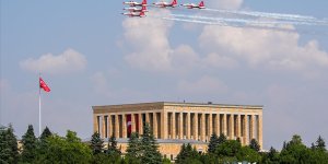 Türk Yıldızları'ndan 30 Ağustos'a özel Anıtkabir saygı uçuşu