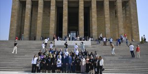 Azerbaycan'dan gelen 30 şehit ailesi Anıtkabir'i ziyaret etti